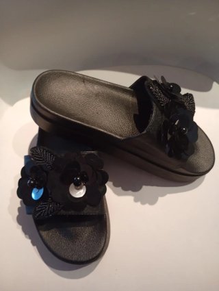 Sandalias plataforma negras con flores 40