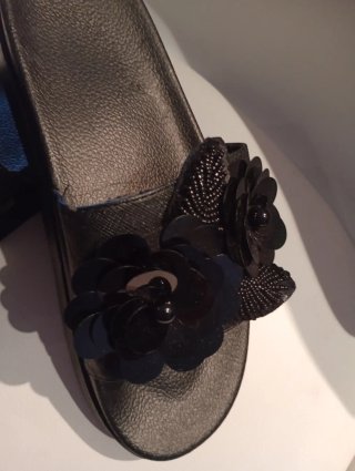 Sandalias plataforma negras con flores 40