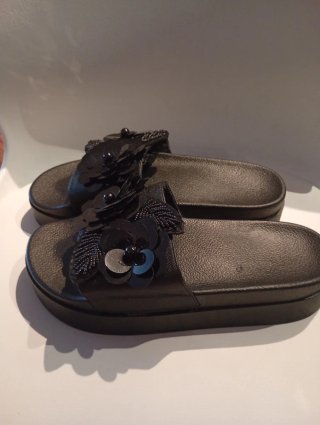 Sandalias plataforma negras con flores 40