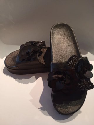 Sandalias plataforma negras con flores 40