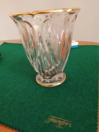 Jarrón de cristal tallado con borde dorado