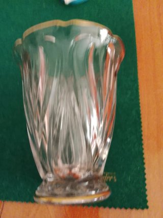 Jarrón de cristal tallado con borde dorado
