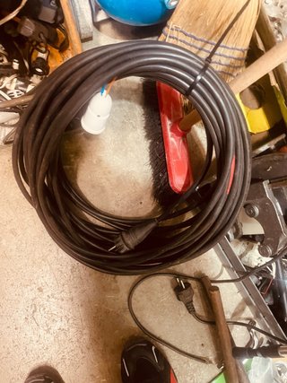 Cable de extensión negro con enchufe