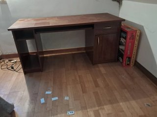 Escritorio de madera seminuevo