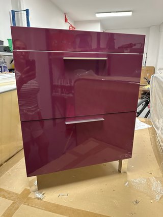 Mueble de baño morado con patas