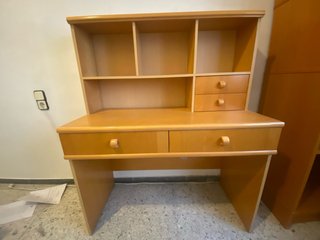 Escritorio de madera con estantes