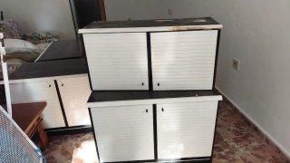 Muebles de almacenaje blanco y negro