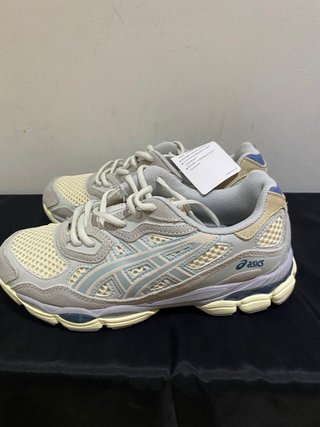 Zapatillas deportivas Asics beige y grises
