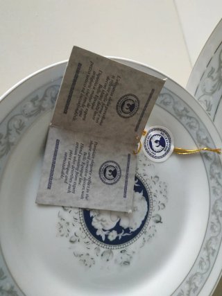 Bandeja y platos de porcelana azul y blanco