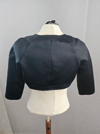 Chaqueta fiesta negra corta