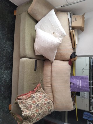 Sofá de tela y madera