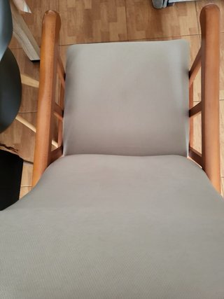 Sillón de tela y madera