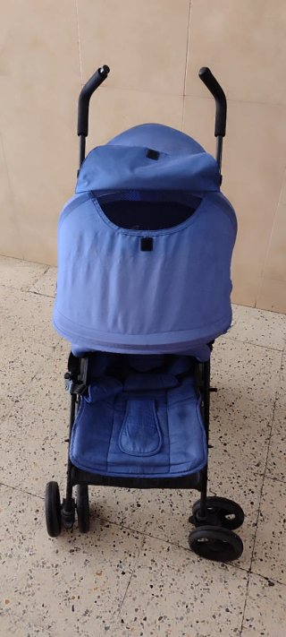 Carro de bebé azul, buen estado