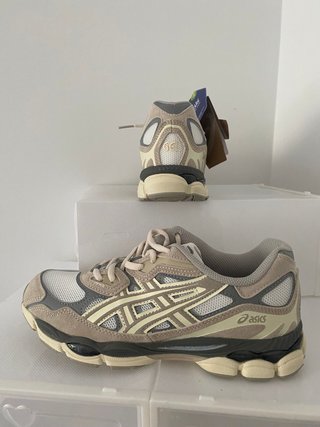 Zapatillas Asics Beige y Gris