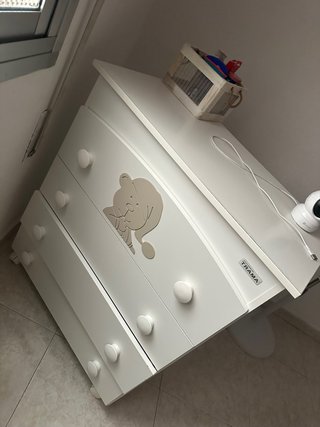 Cómoda bebé blanca con osito