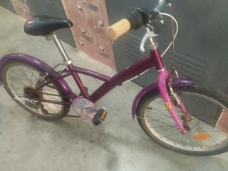 Bicicleta morada infantil
