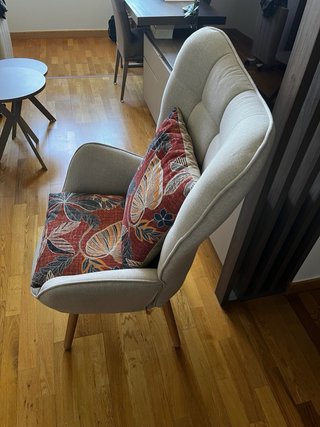 Sillón Beige con Cojines Estampados