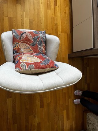 Sillón Beige con Cojines Estampados