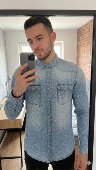Camisa vaquera con estampado de plumas