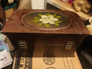 Caja de madera con flor pintada