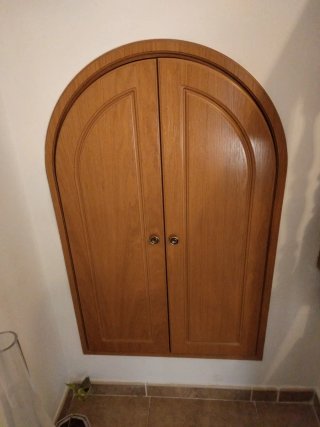 Puerta de madera pequeña