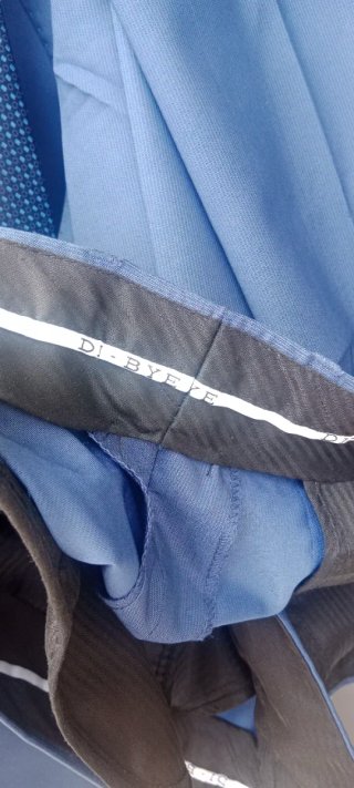 Traje completo azul. Di bye