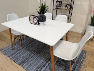 Mesa con 4 sillas nuevas de fábrica