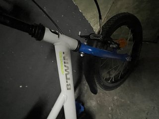Bicicleta infantil Btwin blanca y azul