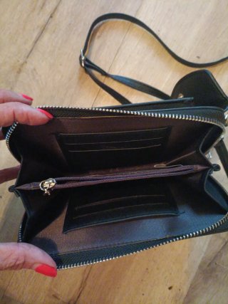 Bolso cartera negro con correa. Ale-hop