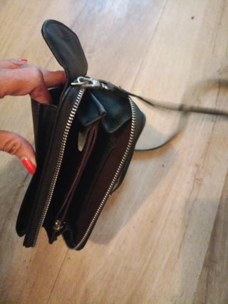 Bolso cartera negro con correa. Ale-hop