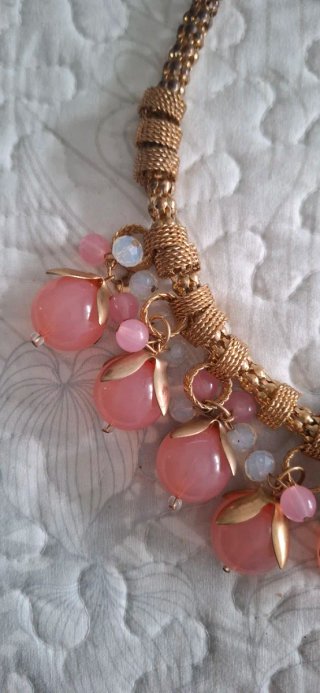 Collar bisutería dorado con colgantes rosa