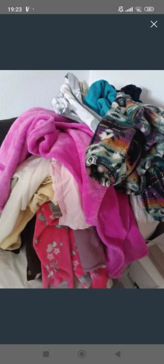 Ropa multicolor y rosa