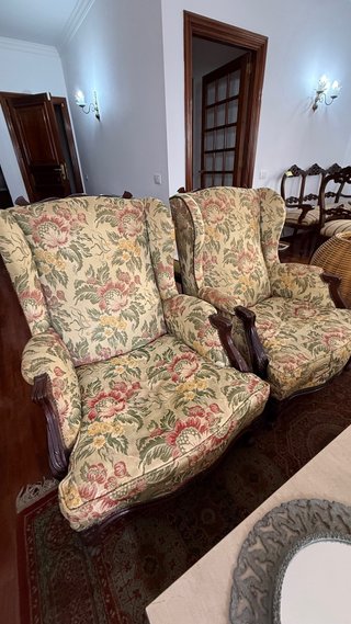 Sillón butaca tela bordada y madera