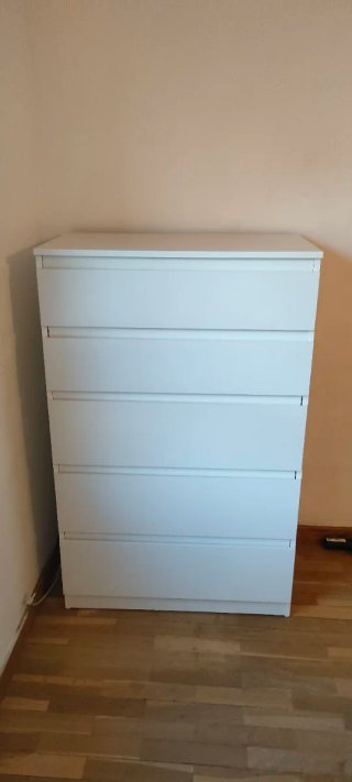 Cómoda blanca de madera