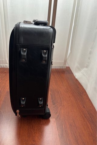 Maleta de piel negra con ruedas 50x40x20