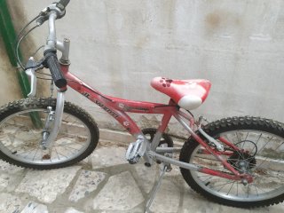 Bicicleta infantil rosa y blanca y de niño de mont