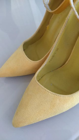 Zapatos de ante amarillo con pulsera