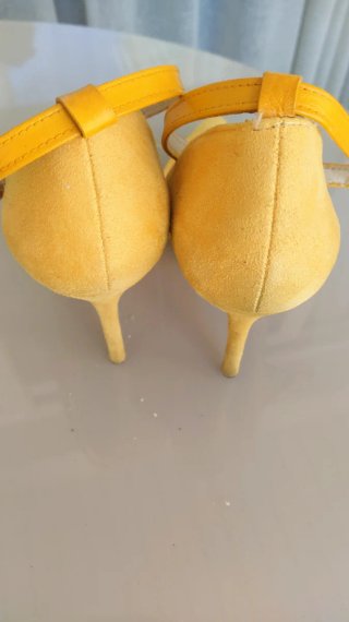 Zapatos de ante amarillo con pulsera