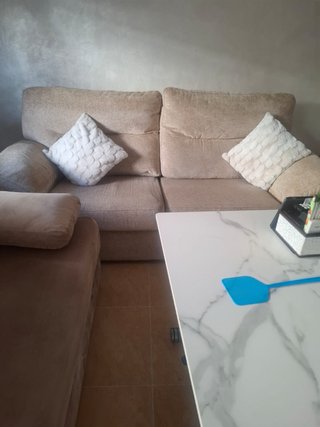 Sofá de tela beige y marrón