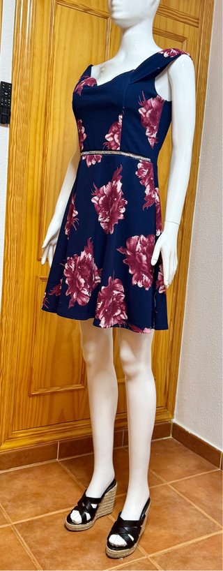 Elegante Vestido azul marino con rosas