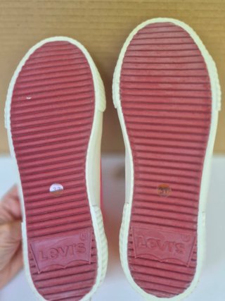Zapatillas Levi's rojas y blancas