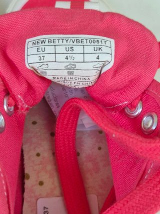 Zapatillas Levi's rojas y blancas