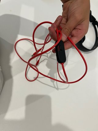 Cascos con micrófono y cable rojo