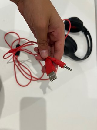 Cascos con micrófono y cable rojo