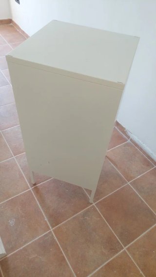 Armario metálico blanco con cerradura