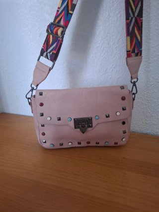 Bolso de piel rosa con tachuelas