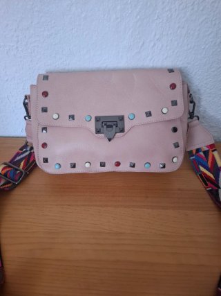 Bolso de piel rosa con tachuelas