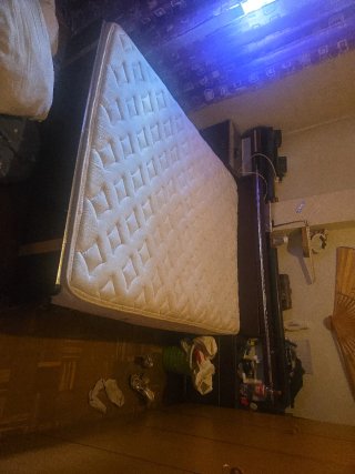 Cama 1.50 con las mesitas de noche con colchon