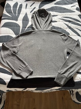 Sudadera gris con estampado de rosa
