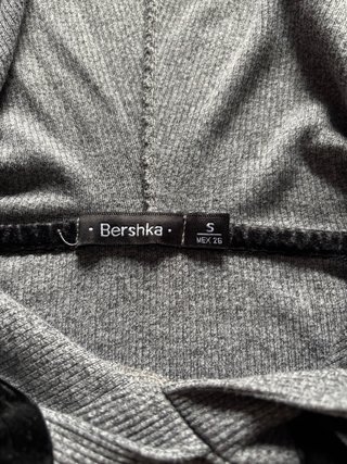 Sudadera gris con estampado de rosa